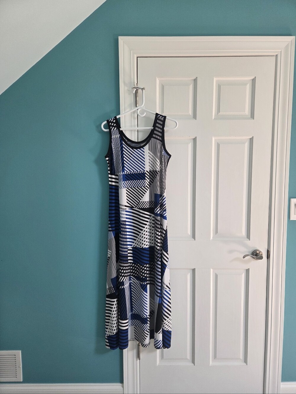 Sleeveless Geometric Print Maxi Dress in Blue, Black & White